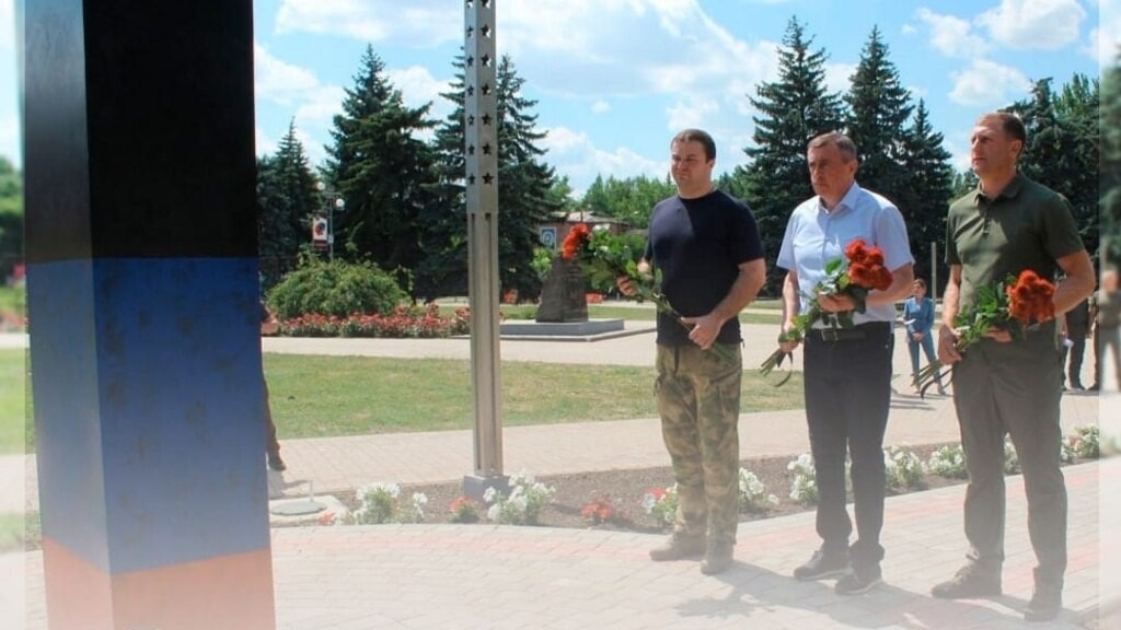 Памятник захарченко в шахтерске. Шахтерск днр. Новости шахтерск донецкой. Шахтёрск донецкая область. Донбасс город шахтерск.