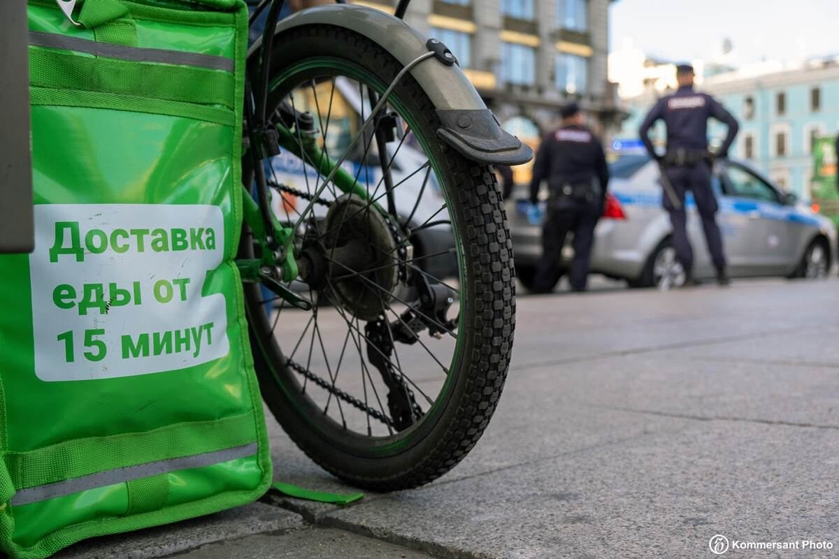 Доставка еды михайлик. Курьер из Деливери клаб напал на подростков. Деливери клаб ОМОН. Курьер Деливери драка. Курьер Деливери в ленте.