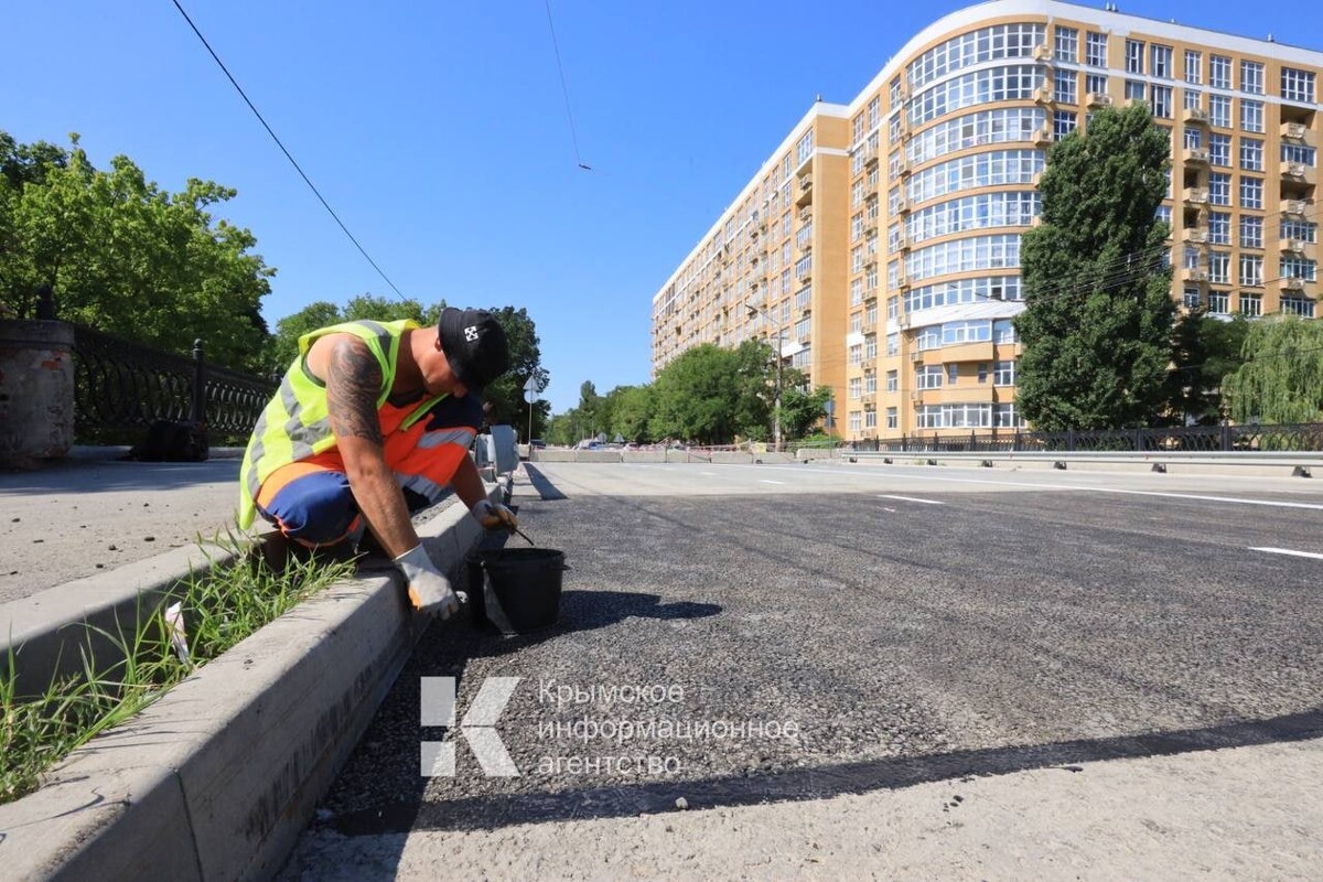 Улица толстого симферополь. Симферополь мост на улице Толстого. Толстушки на улицах города. Фото в движении на улице. В Симферополе рухнул мост.