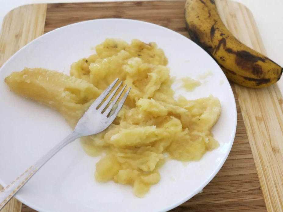 Разминка банан. Банан размять вилкой. Банан размять вилкой. Для связок размять банан. Измельченный банан.