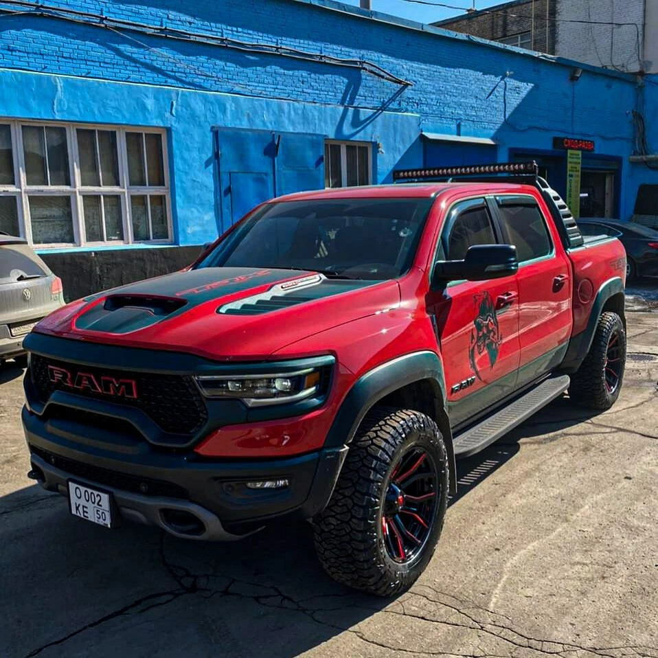 Максис рейзер. Dodge Ram TRX 2020. Ram TRX диски r20. Dodge TRX Ram 100-200. 325 65 18 На Додж рам TRX.