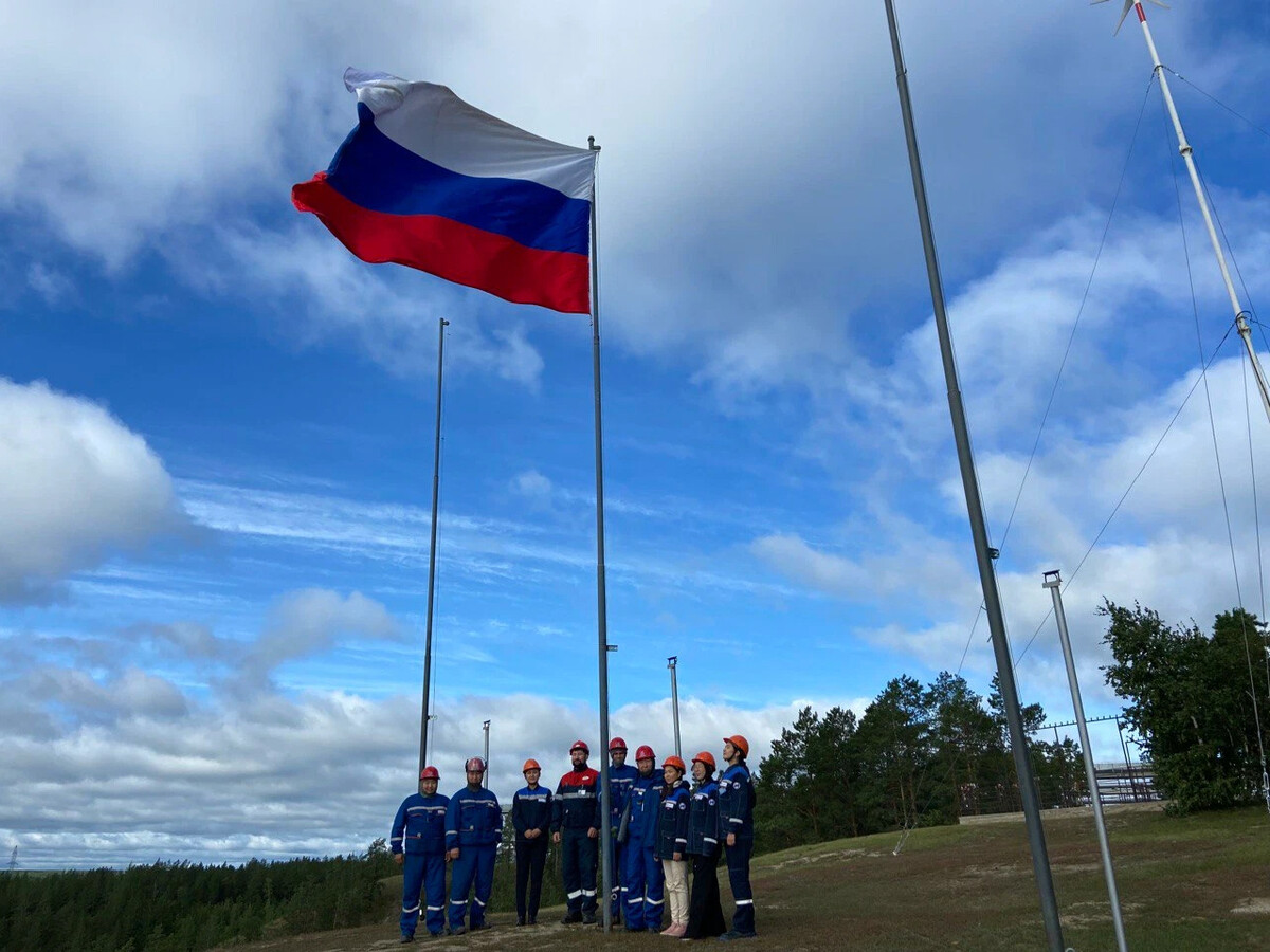 Спущенный флаг россии. Поднятие флага. Поднятие флага РФ. Флагшток для поднятия флага. Подъем флага.