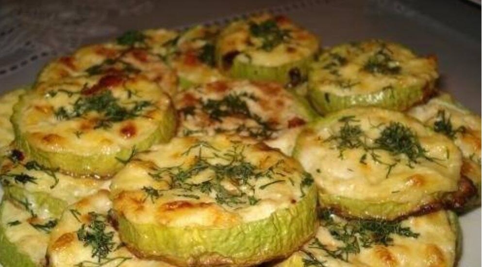 Кабачки запеченные в духовке. Кабачки в духовке. Кабачок в духовке кусочками. Кабачки фаршированные с помидором. Цукини с сыром в духовке.