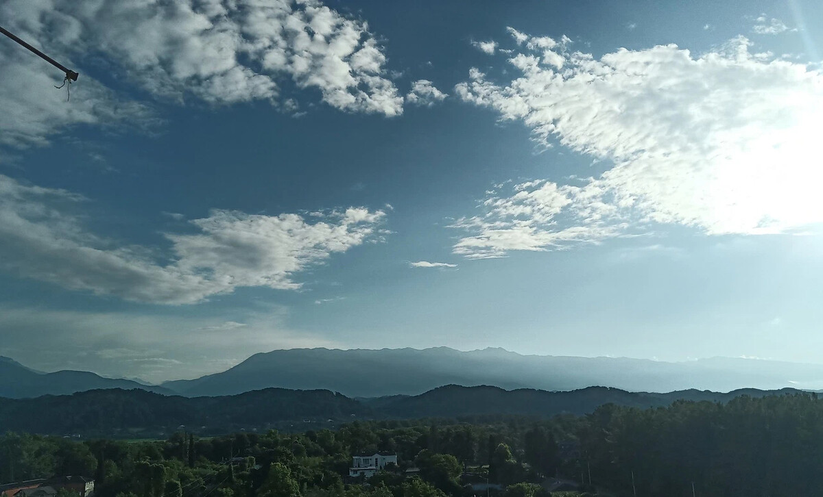 Погода в пицунде в апреле 2024. Абхазия горы. Абхазия вид из окна. Вид с вертолета на горы. Грузия горы облака.