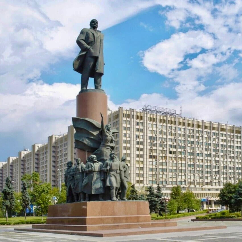 Памятник кербеля в москве полководцу. Кербель памятник Ленину Москва. Памятник Ленину на Калужской площади. Памятник Ленину в МСК Калужская площадь. Главная статуя в Москве.