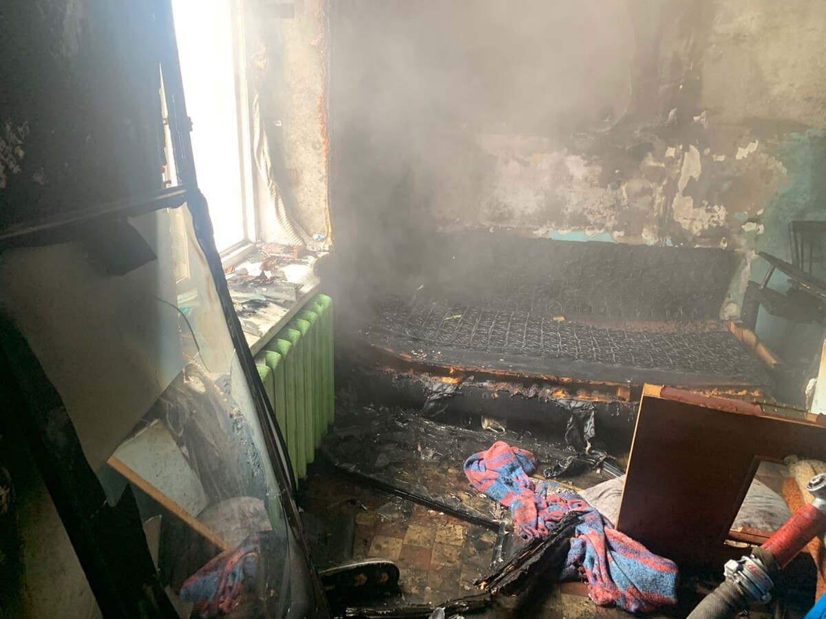 Пожар в Краснотурьинске на коммунальной 25. Пожар в комнате. Квартира после пожара до и после. Сгоревшее общежитие