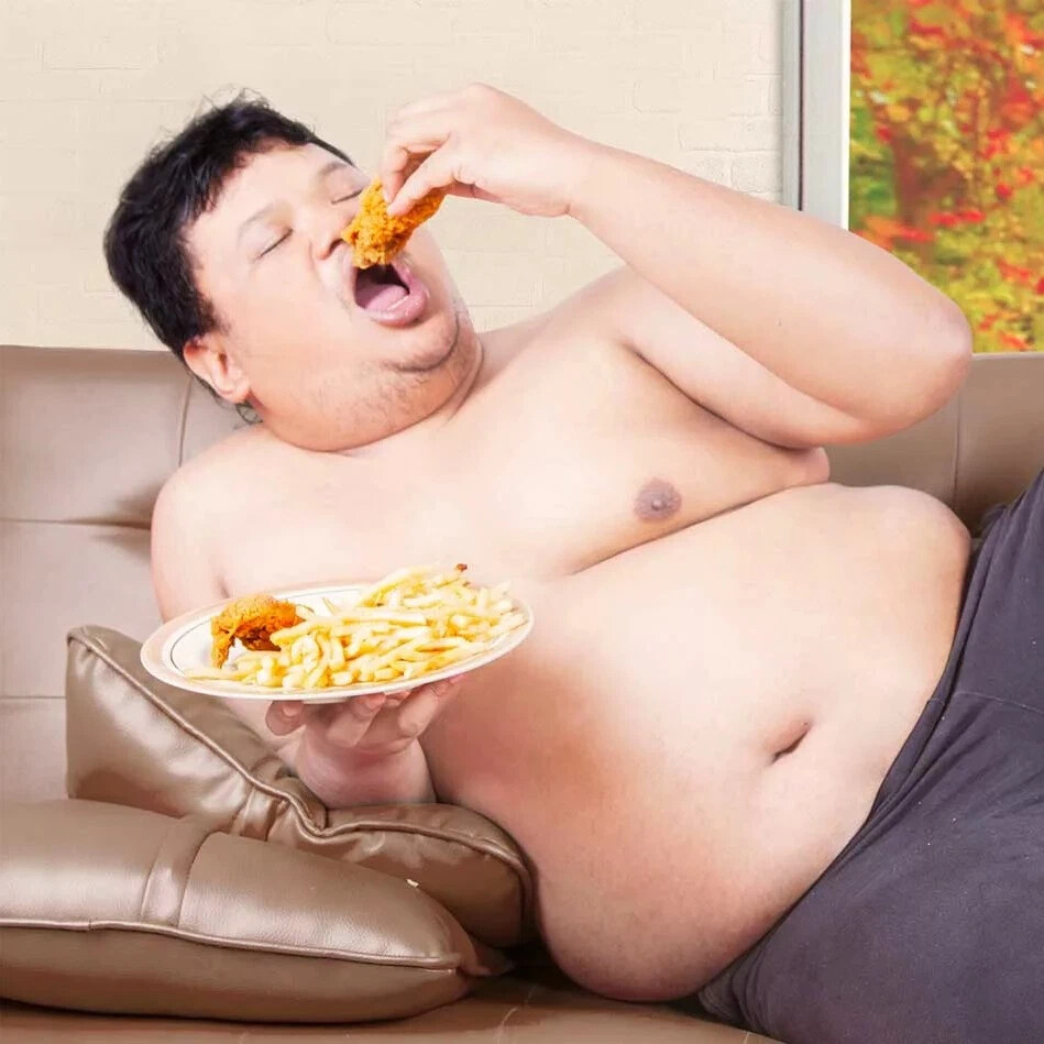 Жирный человек с едой
