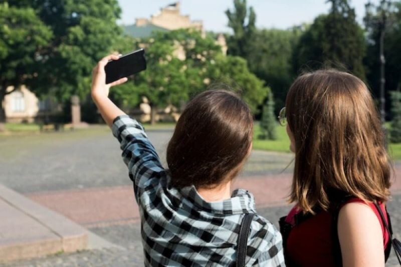 Девочка на снимке. Взросление девушки подростка. Взрослеющая девушка. Девушка делает селфи со спины. Девушка подросток делает селфи.