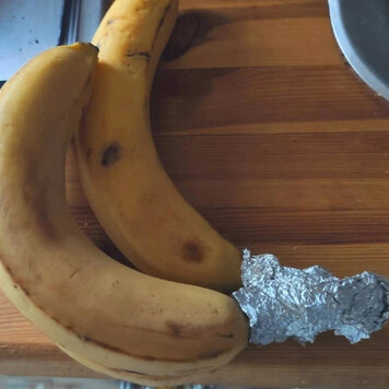 ¡Cómo no pensé en esto antes! (5 usos increíblemente convenientes del papel de aluminio en la vida cotidiana). El papel de aluminio es un remedio universal. El alcance de su aplicación es más amplio que simplemente hornear alimentos en el horno - 3.