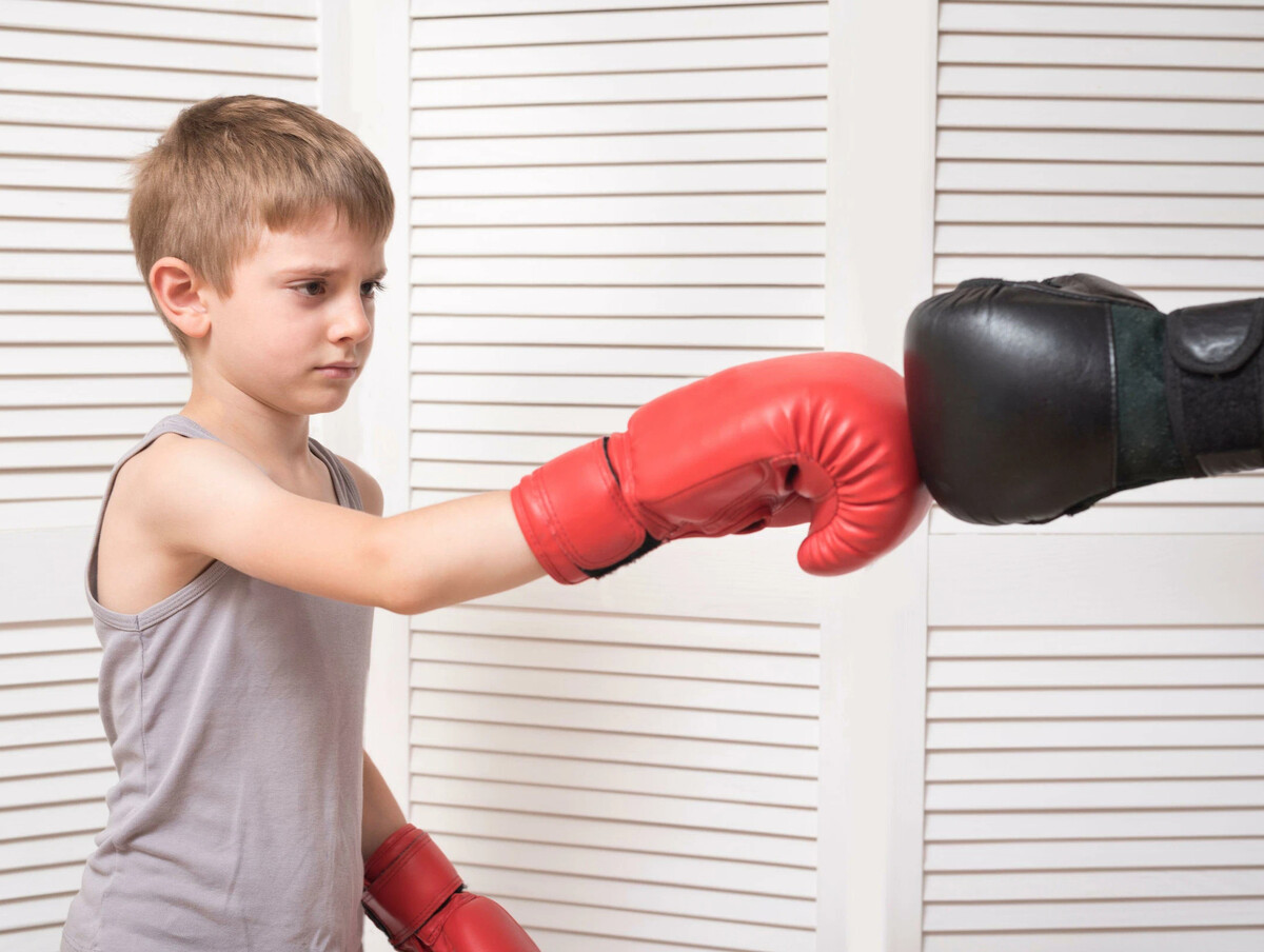 Sport is little. Мальчик боксирует. Девочка бросает мяч. Спортивные дети. Мальчик и девочка спорт.