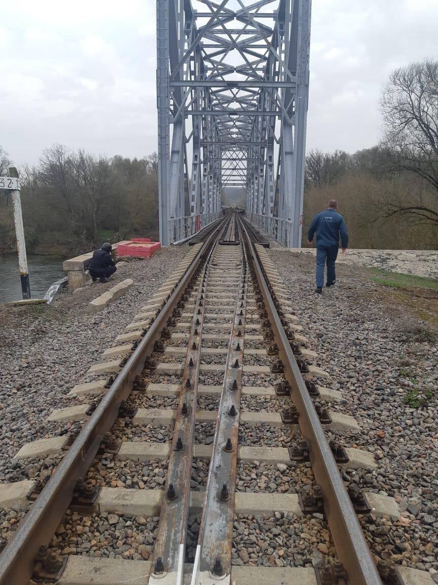 Взорвали жд пути. Повреждение железнодорожного пути в Белгородской области. Подрыв ЖД путей в Шебекино. Взрыв ЖД путей в Белгородской области. Подрыв рельс в Белгородской области.