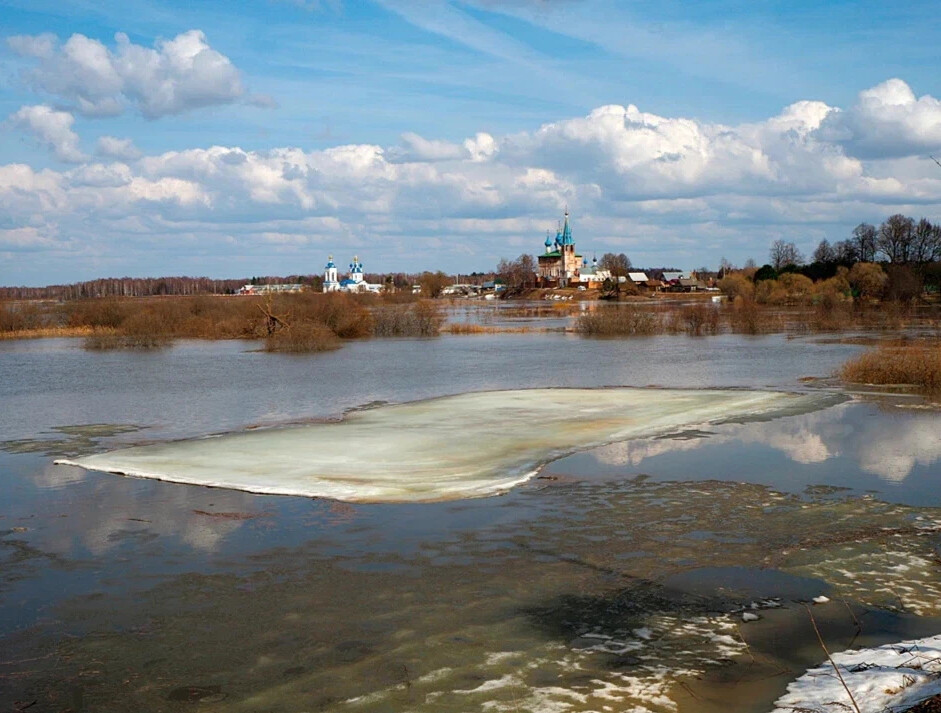 Река полная. Разлив реки загребка Ногинский район 2022. Половодье. Разлив Москвы реки. Половодье на Москве реке.