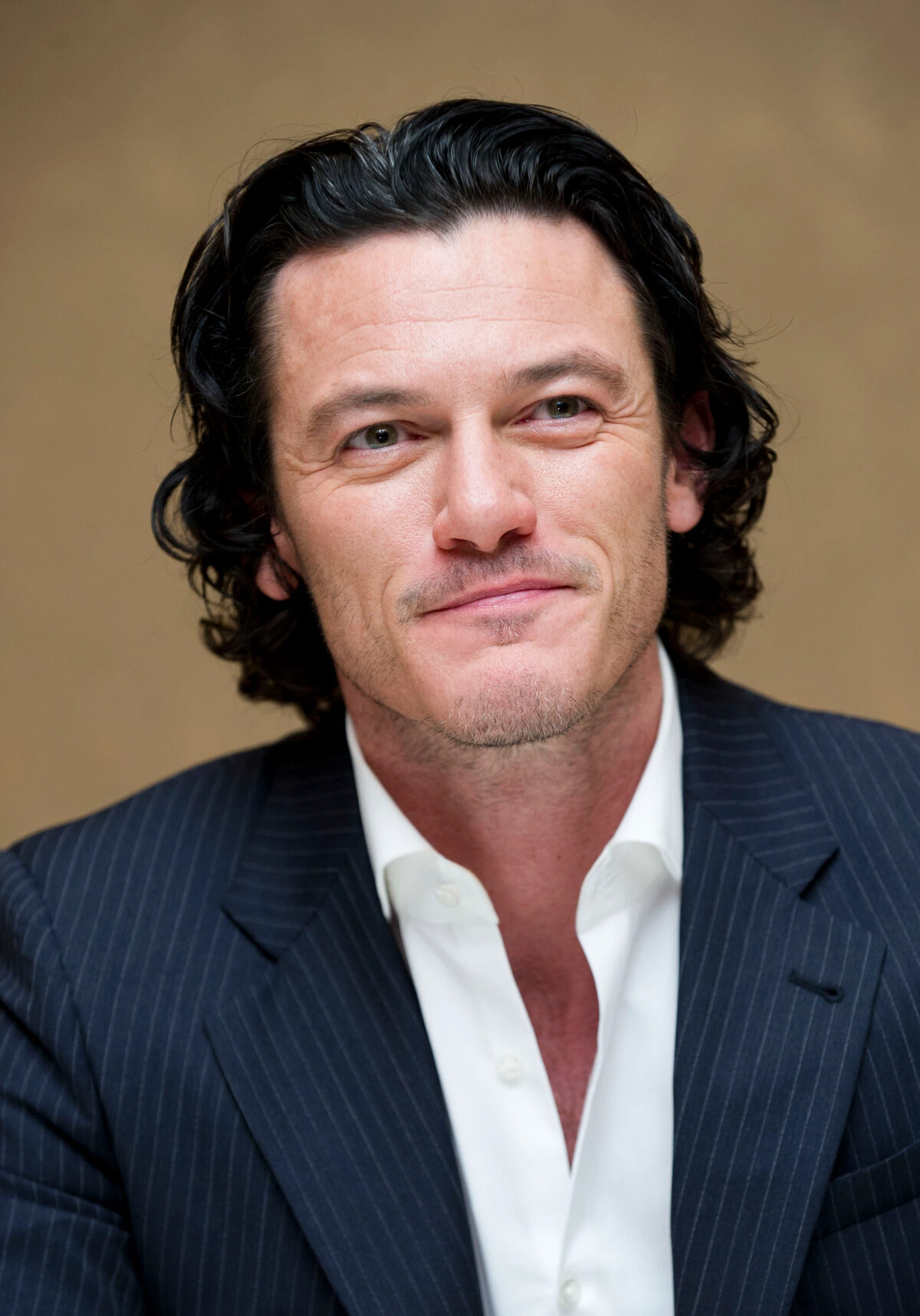 Luke evans. Люк Эванс. Люк Эванс фото. Люк Эванс 2014. Эван Люкс актер.