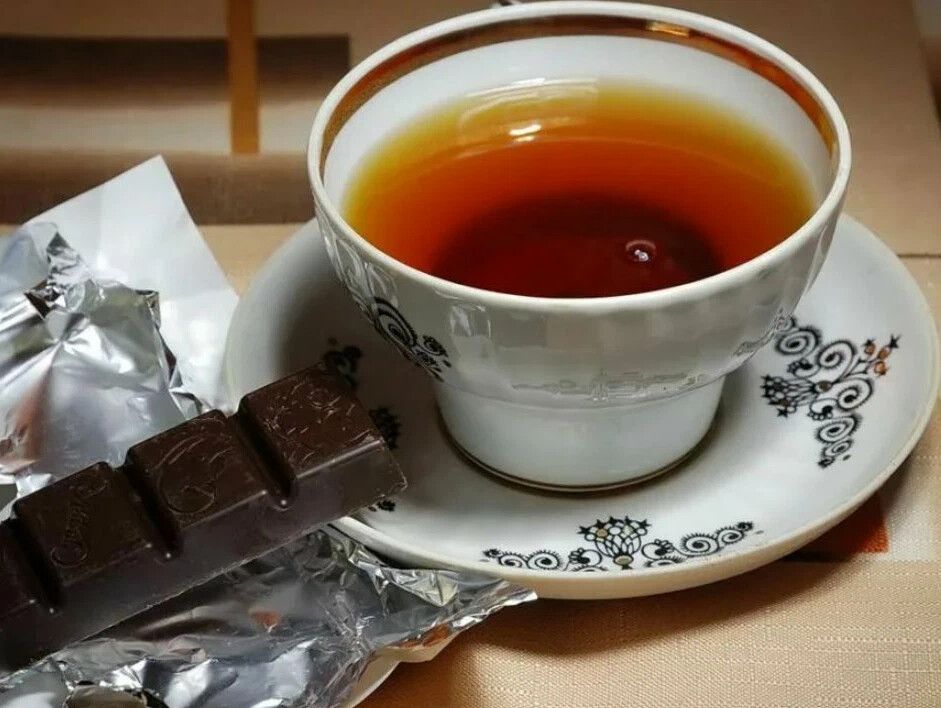 Чая два три. Чай с шоколадом. Чашечка чая с шоколадкой. Чай с конфетками. Шоколад с чаем.