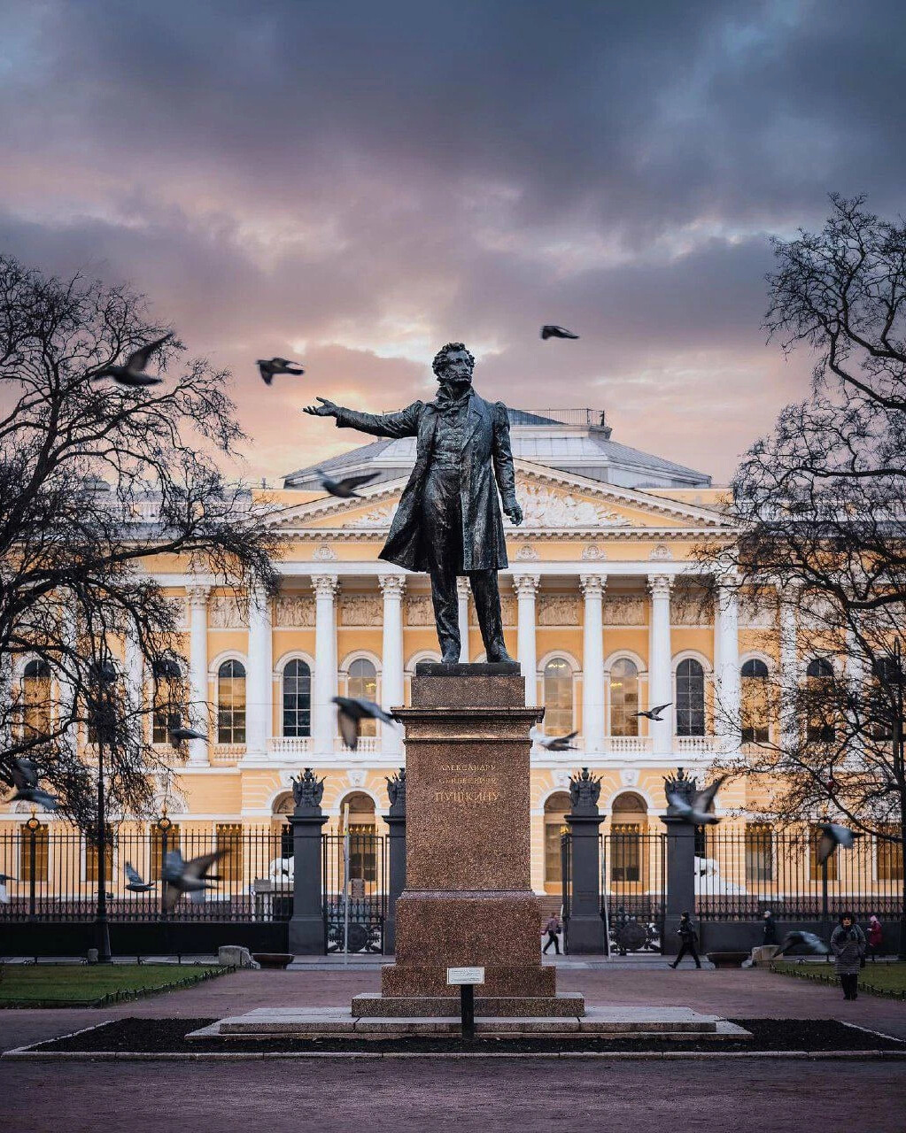 Площадь искусств в спб