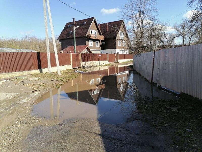 Вода на улице. Потоп. Затопление дома. После наводнения. Начался потоп