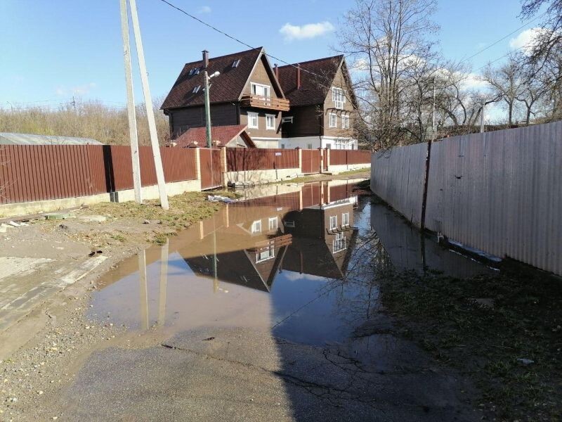 Вода на улице. Потоп. Затопление дома. После наводнения. Начался потоп.