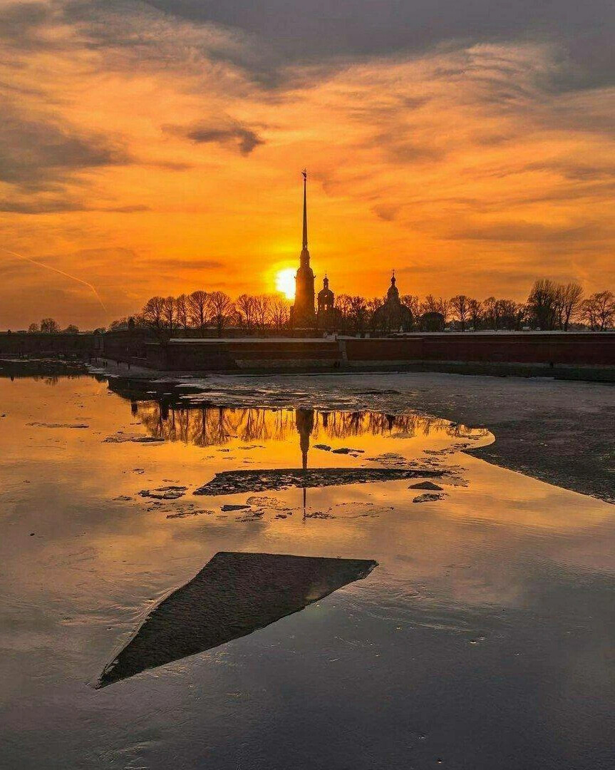 Заход солнца спб. Санкт-Петербург Петропавловская крепость закат. Петропавловская крепость закат. Санкт Петербург закат Нева. Петропавловская крепость Восход.