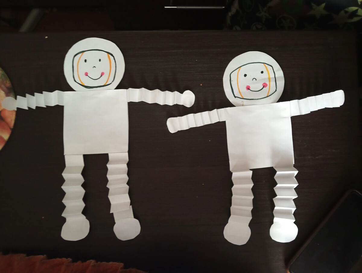 Космонавт из бумаги. Как сделать Космонавта из пластилина. Как сделать Космонавта своими руками из бумаги. Как сделать астронавта из бумаги.