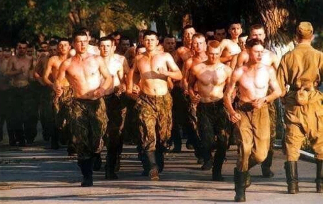 под гитару десантники. такая солдатская жизнь снова куда то. вот такая солдатская жизнь название песни. вот такая солдатская жизнь.