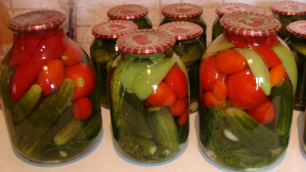 Ассорти огурцы, помидоры 1л. Банки с ассорти помидоры и огурцы 3л. Ассорти на зиму помидоры и огурцы. Ассорти огурцы, помидоры 1л. Ассорти литровую банку ассорти.