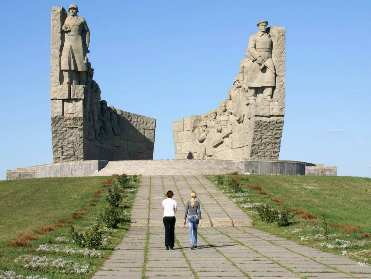 Реликтовое животное рядом с саур могилой. Мемориал Самбекские высоты Таганрог. Самбек Миус фронт памятник. Матвеев Курган мемориальный комплекс. Миус фронт Самбекские высоты.