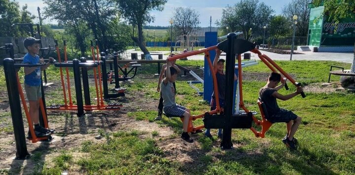 Полевое сельское поселение. Площадка Санчурск с тренажерами. Загадки про уличные тренажеры. ТОС Искра. Как заниматься на уличных тренажерах с блинами.