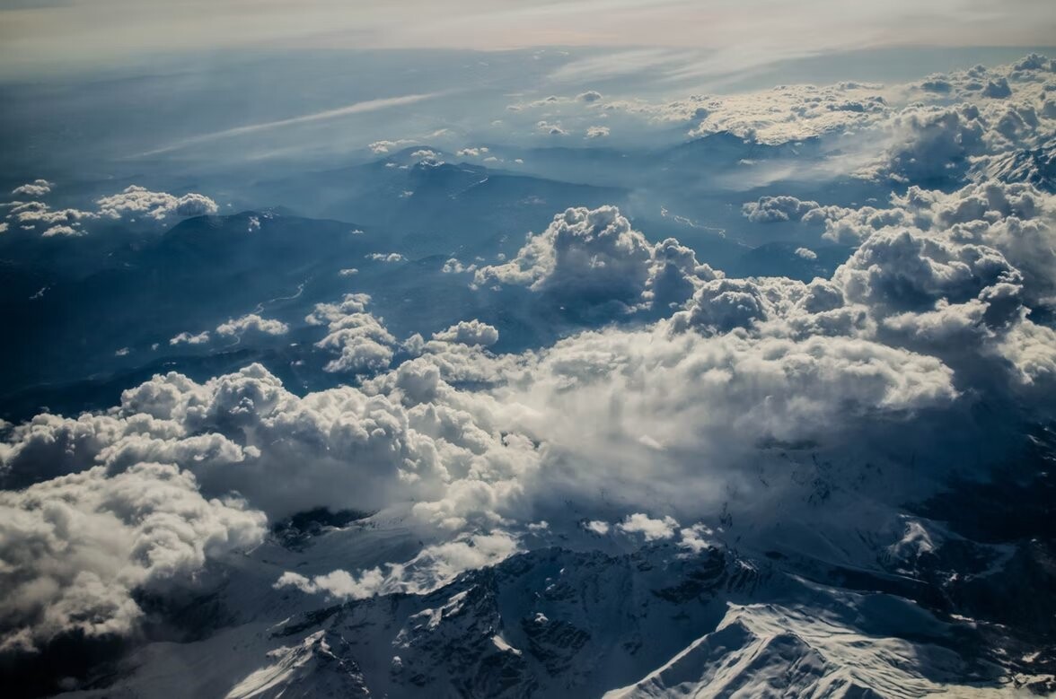 Где самое высокое небо. Горы с белым небом. Cold cloud. Aerial clouds.