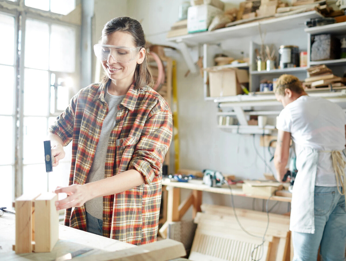 Сумасшедший столяр. Кусков евгений. Что такое владелец мастерской. Работники мастерских. Плотник.