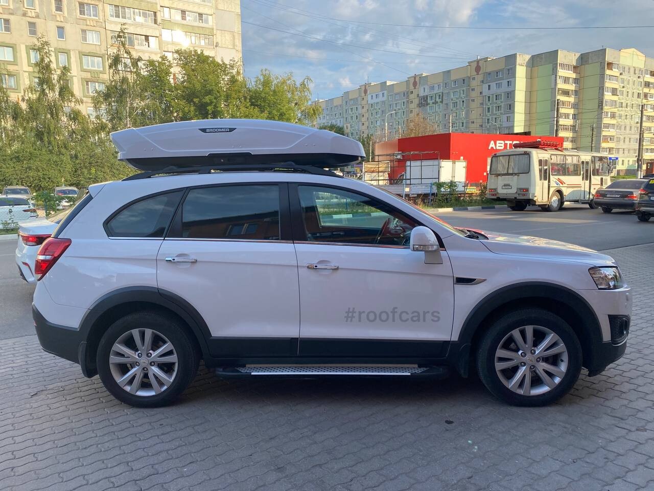 Установка багажника и автобокса 500л на Chevrolet Captiva в Туле – вид сбоку