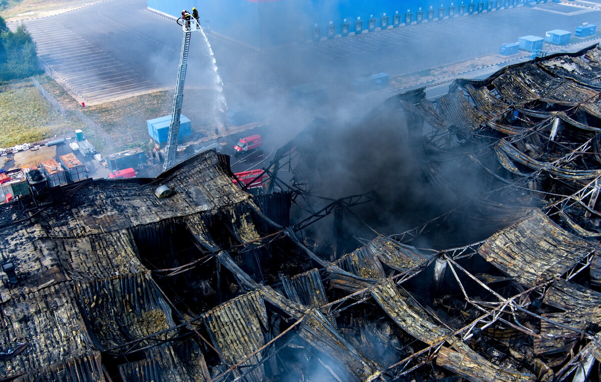 обгоревший склад.