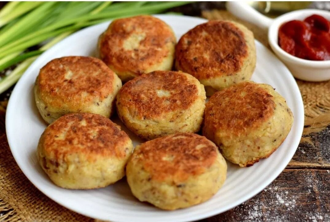 котьетки из рыбной консервы. блюда из рыбных консервов. рыбные котлеты. из рыбных консервов быстро и вкусно. пирог с консервой сайрой в духовке.