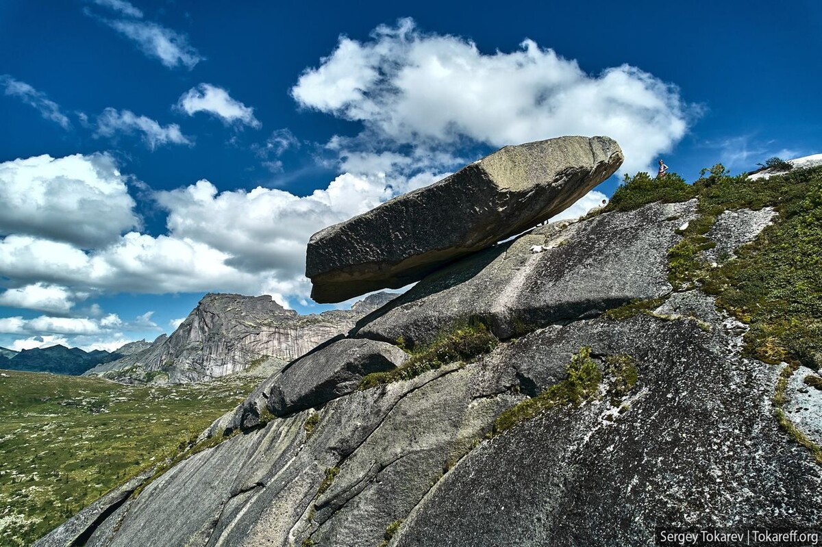 Висячий камень в красноярском крае фото