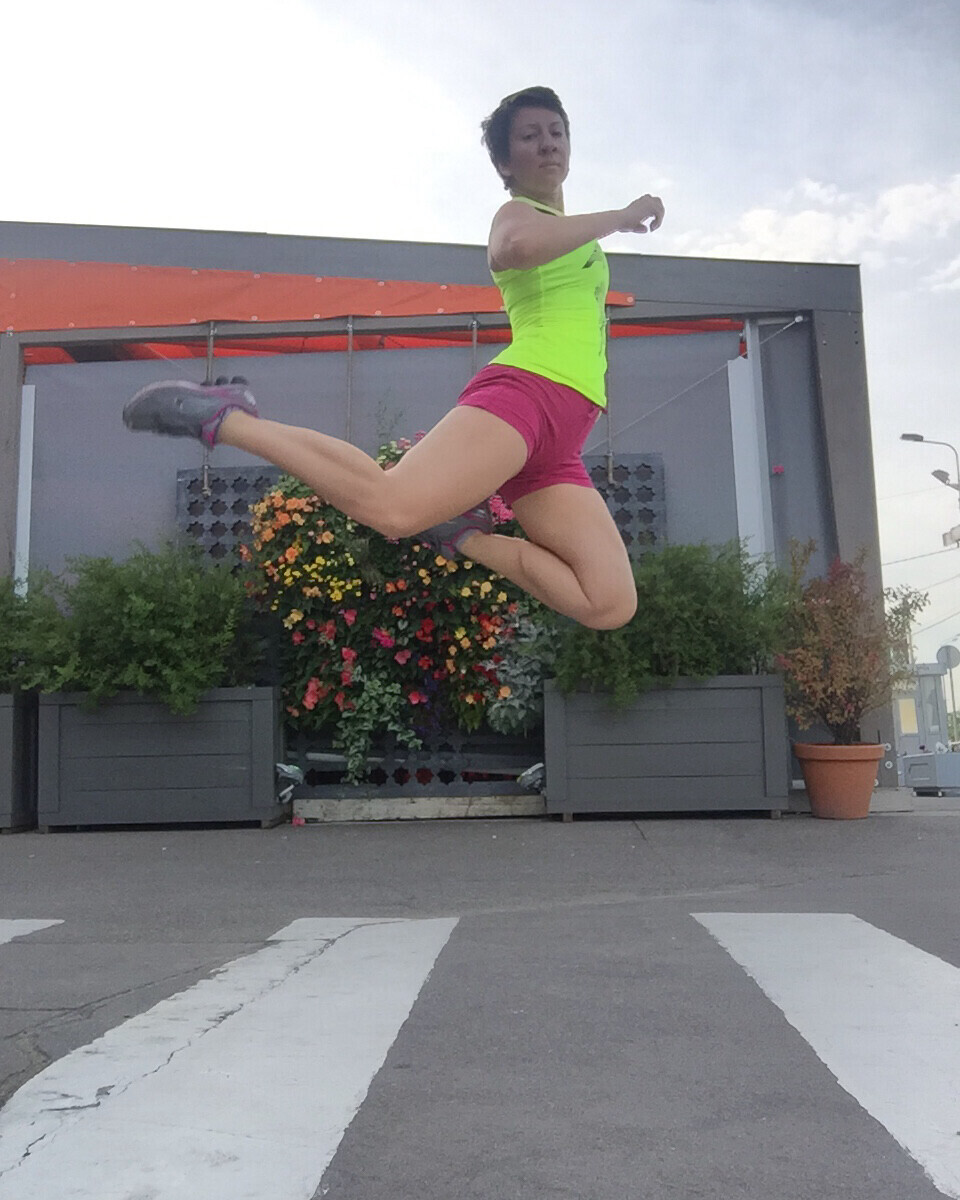 регина танцует на столе