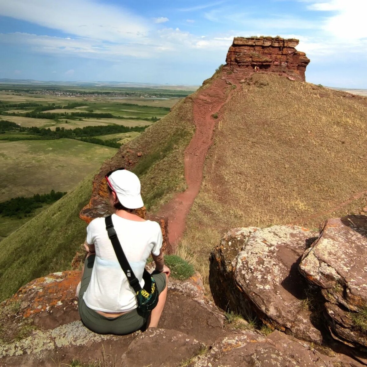 Девушка в платье на сундуках Хакасия фото