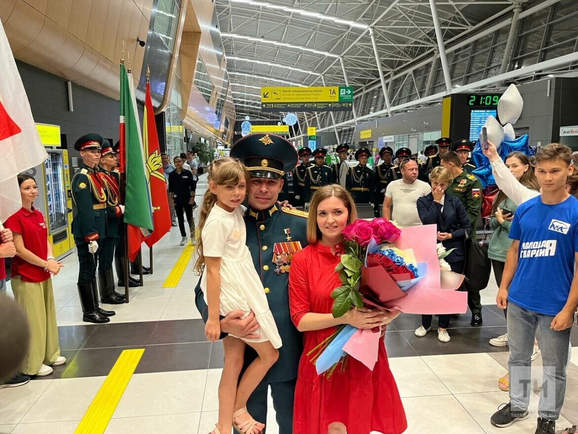 Сирень победы 1945. Раиль габдрахманов герой россии. Встретить герой. Военные плакаты. Салют победы 9 мая 1945 в великой отечественной войне.