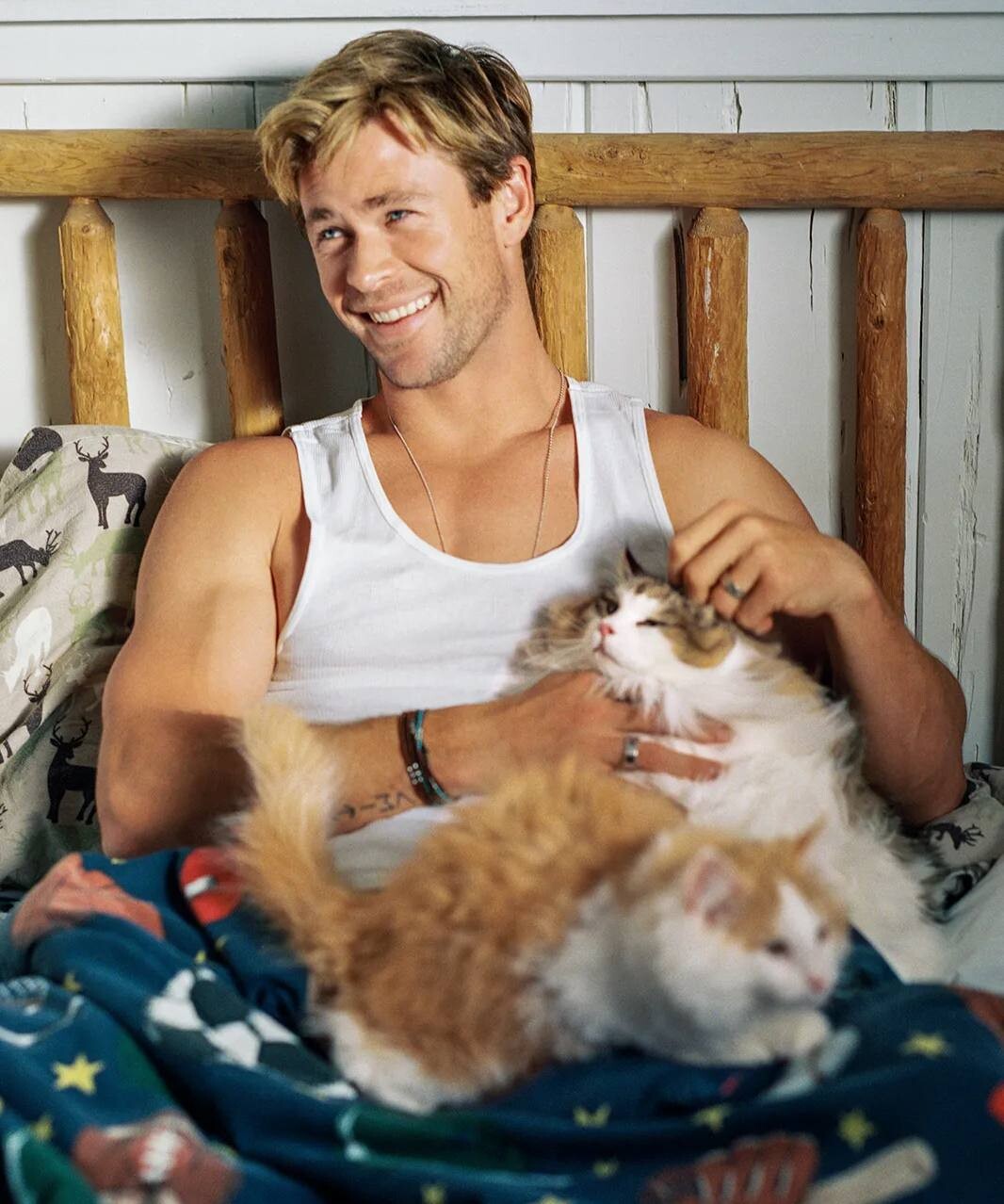 Крис Хемсворт с котом