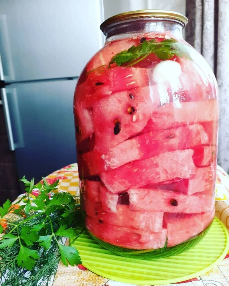 Рецепт маринованных арбуз на зиму. Арбузы на зиму в банках. Консервированный Арбуз. Арбузы в банках на зиму без стерилизации. Арбуз маринованный.