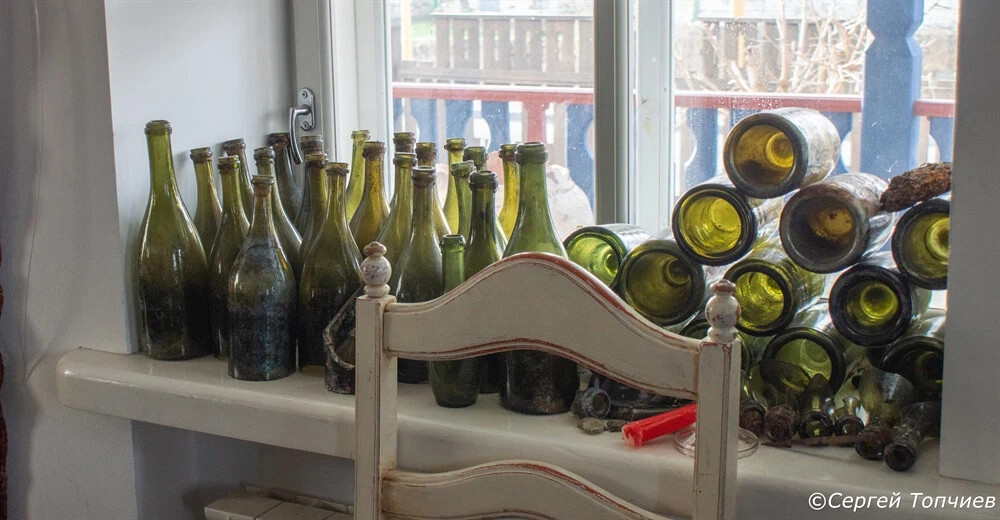 откуда пошла традиция не ставить пустые бутылки. почему убирают бутылки со стола. почему убирают бутылки со стола. стол для грязной посуды. пустая бутылка на столе примета.