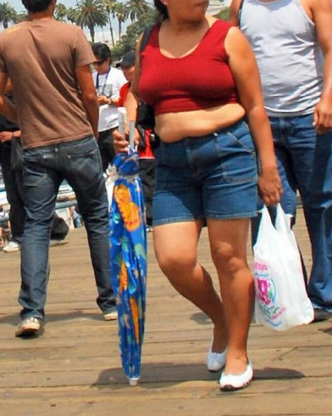Толстая женщина в шортах
