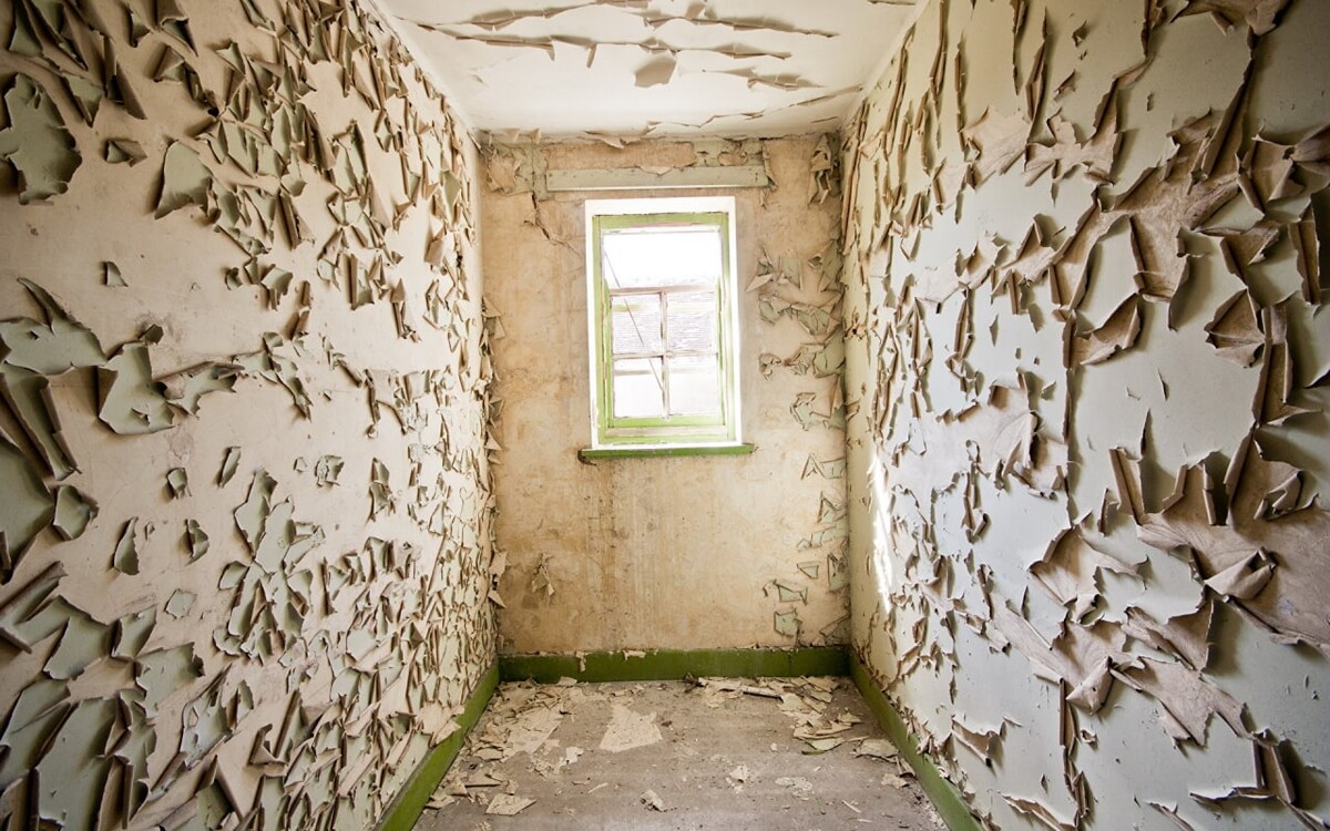 В дыре в стене в комнате в доме