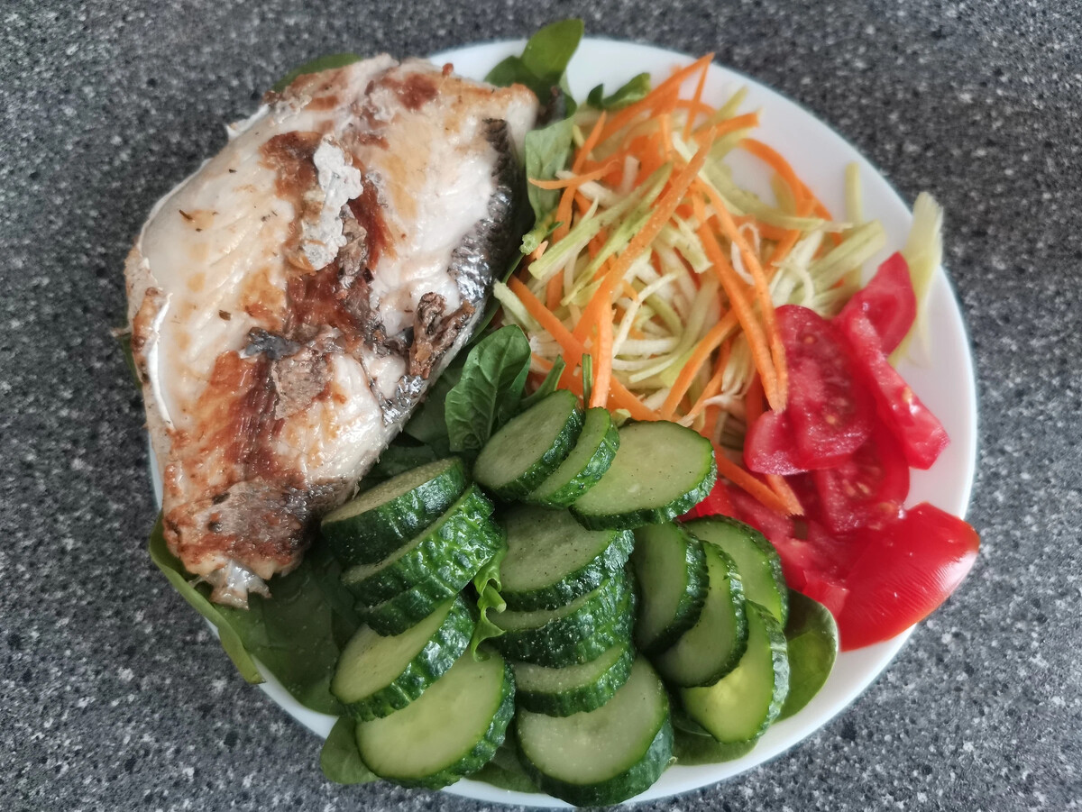 треска запеченная со шпинатом. салат с лососем и шпинатом. форель фаршированная шпинатом. белая рыба со шпинатом. рыба со шпинатом и томатами.