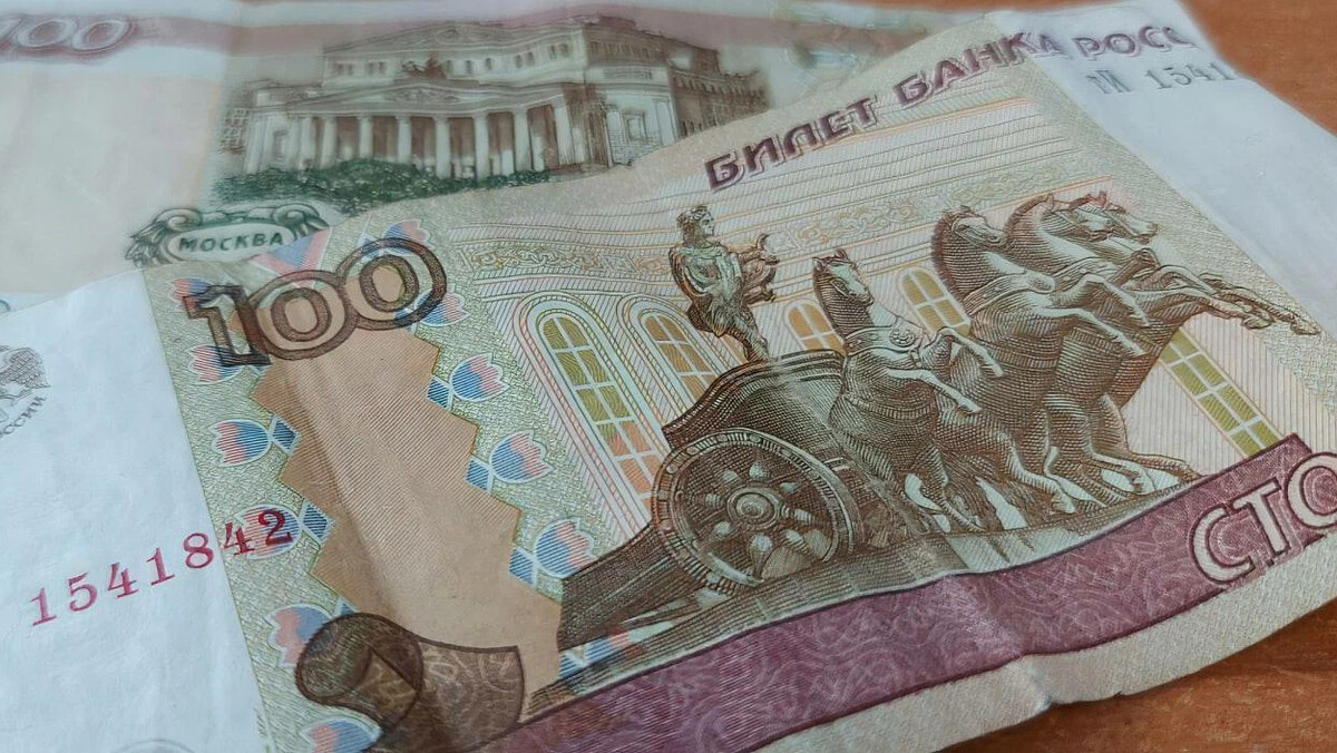 Изображение на сторублевой купюре