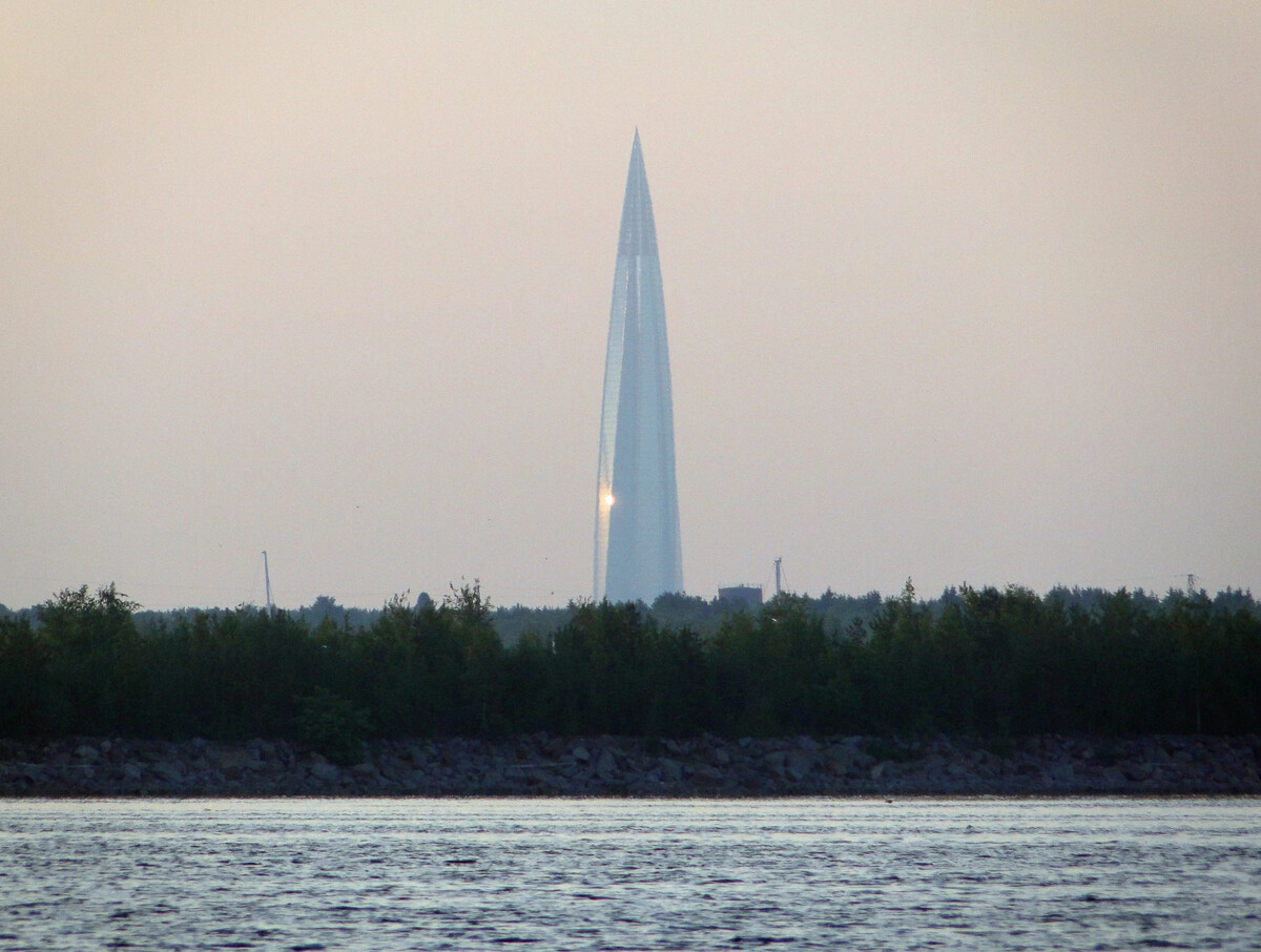 Рыбаки на льду у Лахта центра