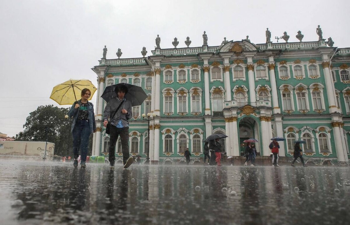 Второй месяц лета в петербурге. Адмиралтейство (г. Петербуржцы в дождь. Второй месяц лета в петербурге. Второй месяц лета в петербурге.