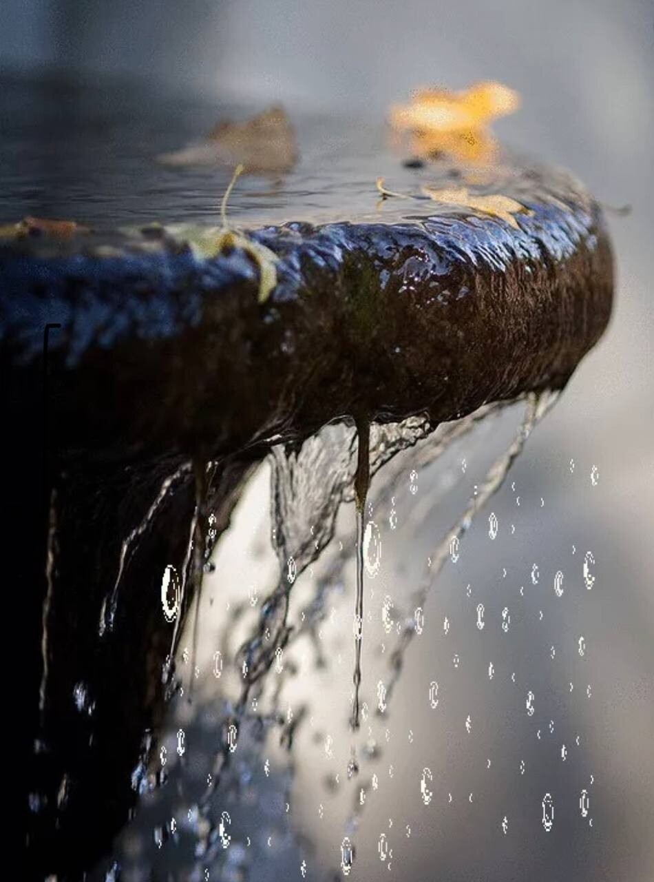 Воды течет на улицу. Текущая вода. Дождь. Дождевая вода. Текучие воды.