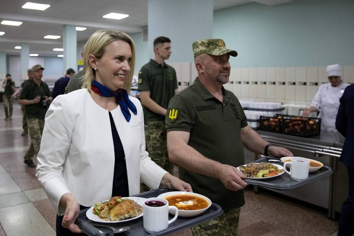 🤫 Тяжкая доля посла США на Украине Бриджит Бринк. Вместо праздничного. ВЕЛЕС мас