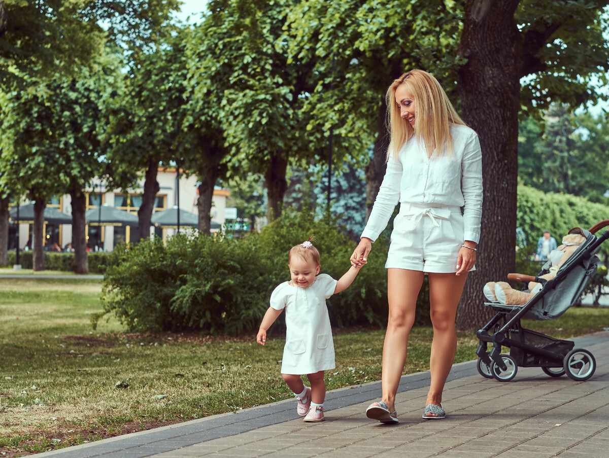 Молодая мама блондинка. Мамочки на прогулке. Мама гуляет с маленькой дочкой. Молодые мамы гуляют от души.