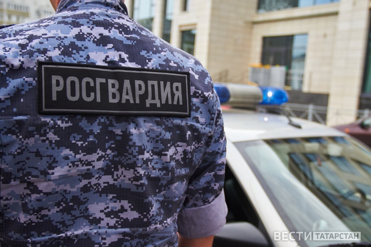 Росгвардия девушки. Полиция пермь. Сотрудник охраны. Московские полицейские. 10 тыс полицейским.