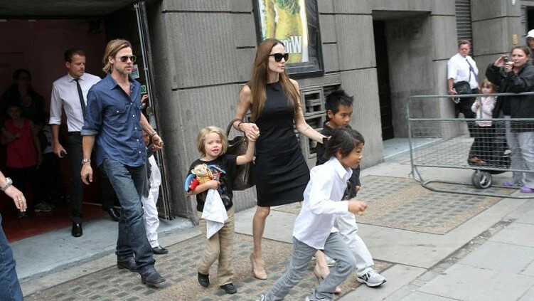 Джоли расстались. Родные дети Брэда пита. Дети Анджелины Джоли и Брэда Питта. Анджелина Джоли в повседневной жизни. Анджелина Джоли в обычной жизни.